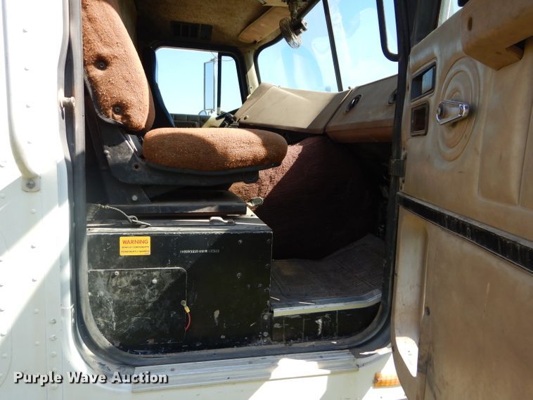 image for item DI8263 1987 International COF9670  semi truck