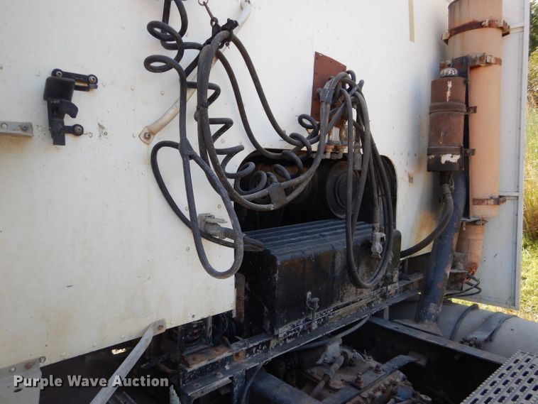 image for item DI8263 1987 International COF9670  semi truck