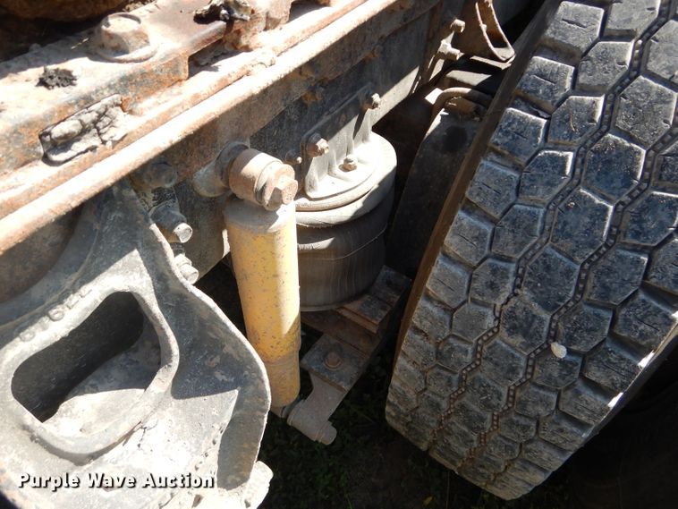 image for item DI8263 1987 International COF9670  semi truck