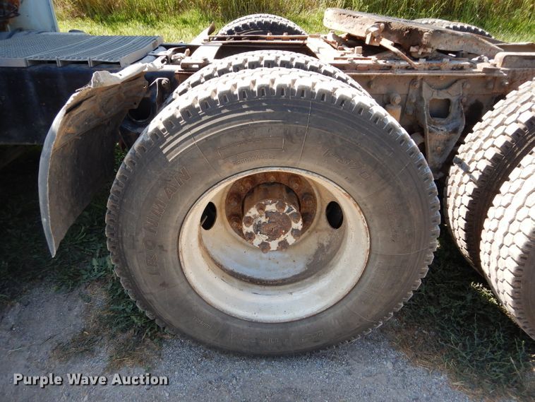 image for item DI8263 1987 International COF9670  semi truck