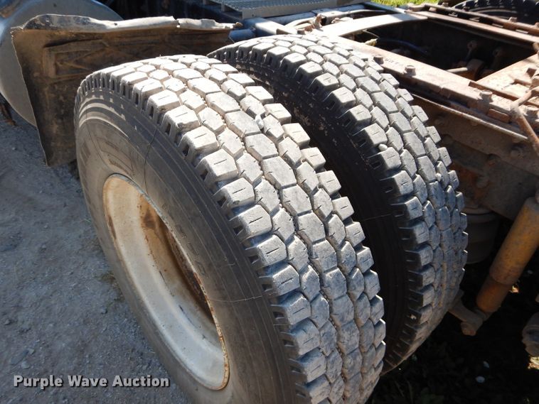 image for item DI8263 1987 International COF9670  semi truck