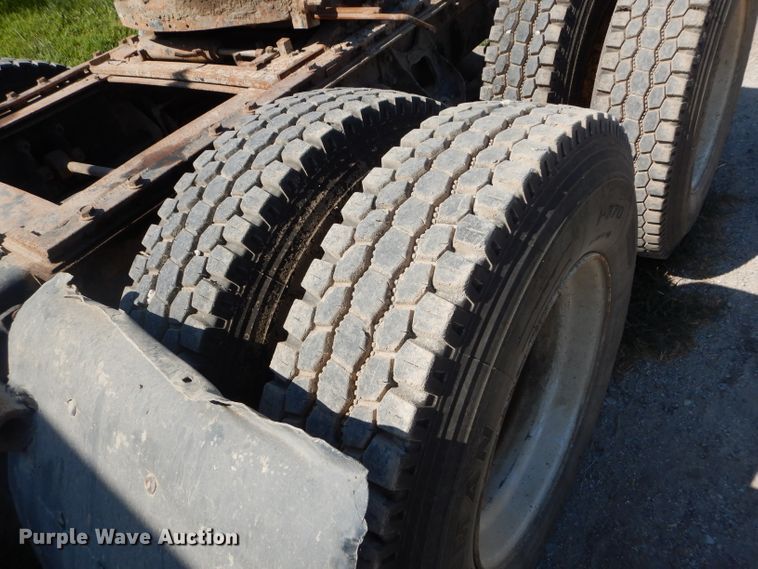 image for item DI8263 1987 International COF9670  semi truck