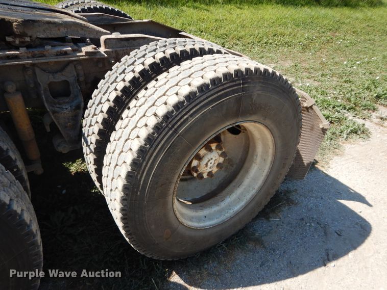 image for item DI8263 1987 International COF9670  semi truck