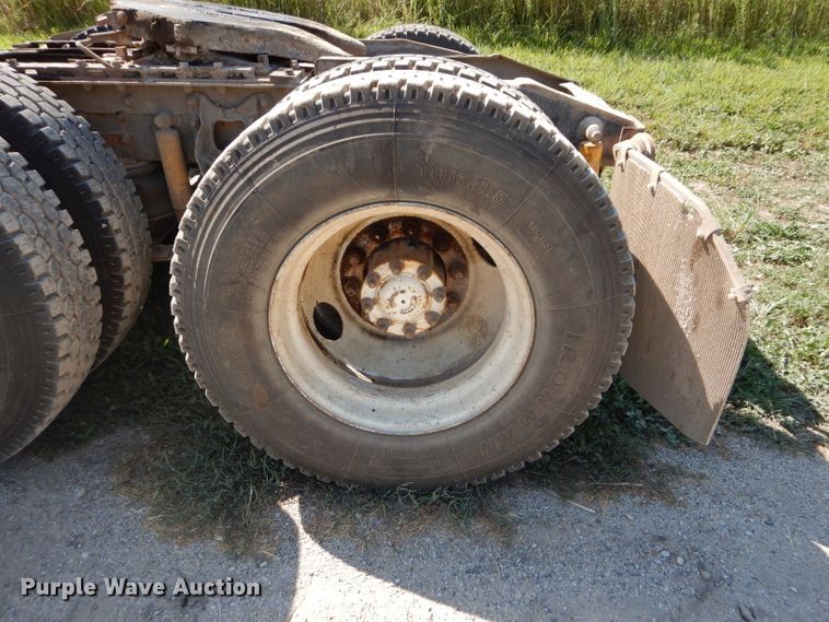 image for item DI8263 1987 International COF9670  semi truck