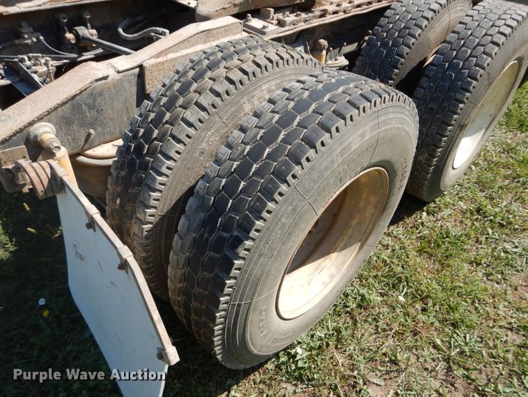 image for item DI8263 1987 International COF9670  semi truck