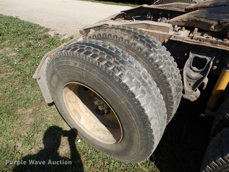 image for item DI8263 1987 International COF9670  semi truck