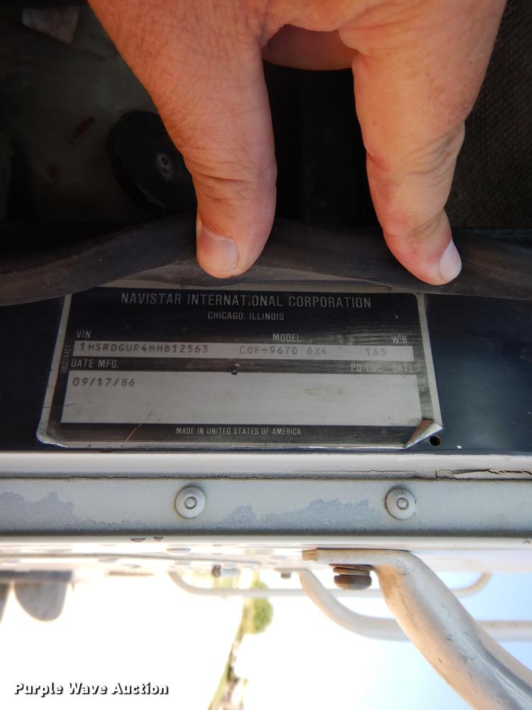 image for item DI8263 1987 International COF9670  semi truck