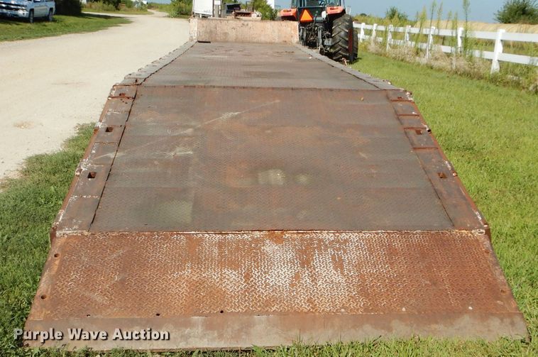image for item DI8264 1982 Trail King equipment trailer