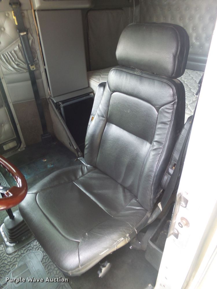 image for item DX9235 2006 Kenworth T600  semi truck