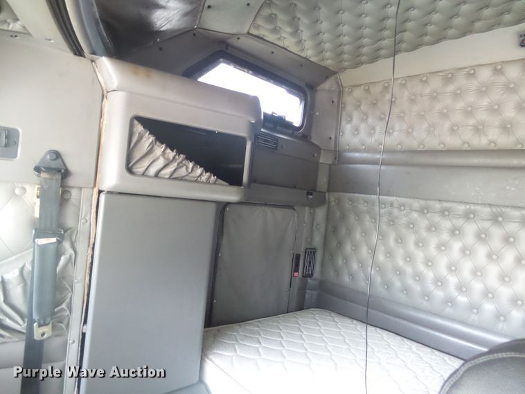 image for item DX9235 2006 Kenworth T600  semi truck