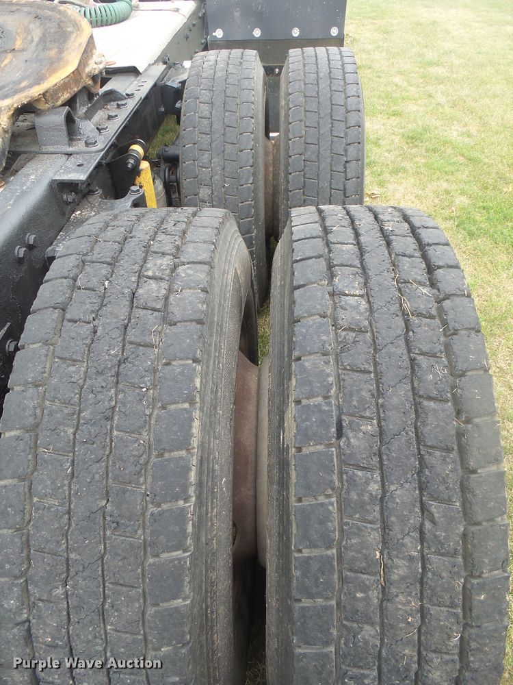 image for item DX9235 2006 Kenworth T600  semi truck