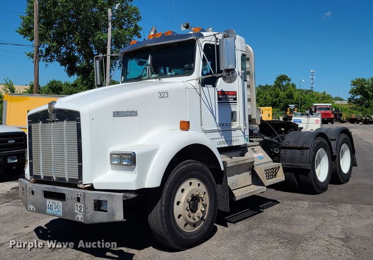 image for item EL9889 1995 Kenworth T800  semi truck