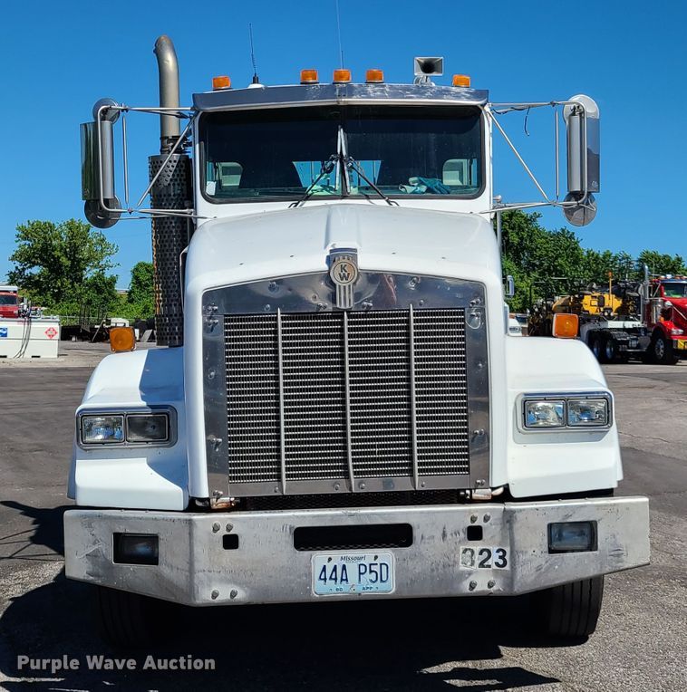 image for item EL9889 1995 Kenworth T800  semi truck