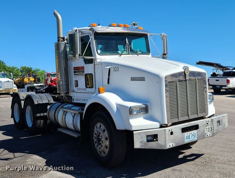 image for item EL9889 1995 Kenworth T800  semi truck