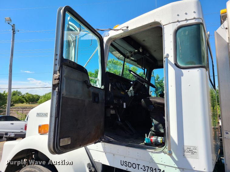 image for item EL9889 1995 Kenworth T800  semi truck