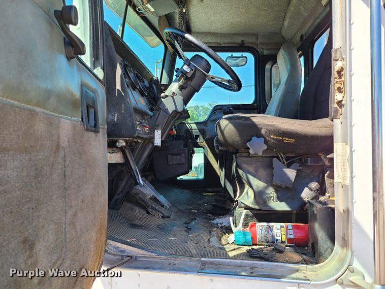 image for item EL9889 1995 Kenworth T800  semi truck