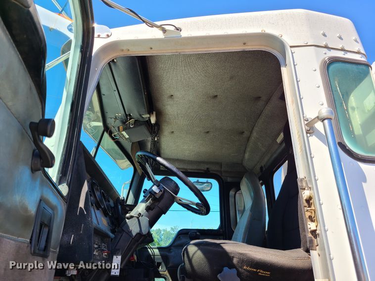 image for item EL9889 1995 Kenworth T800  semi truck