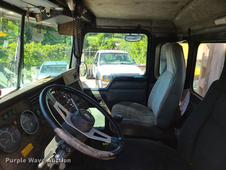 image for item EL9889 1995 Kenworth T800  semi truck