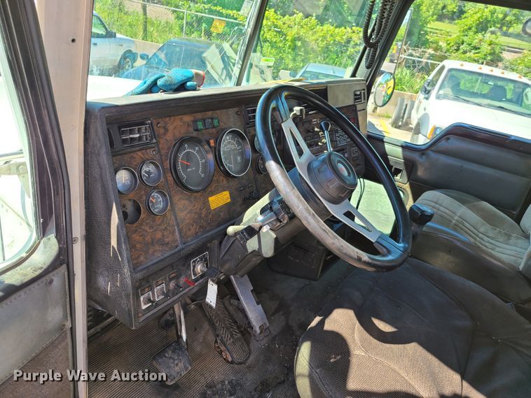 image for item EL9889 1995 Kenworth T800  semi truck
