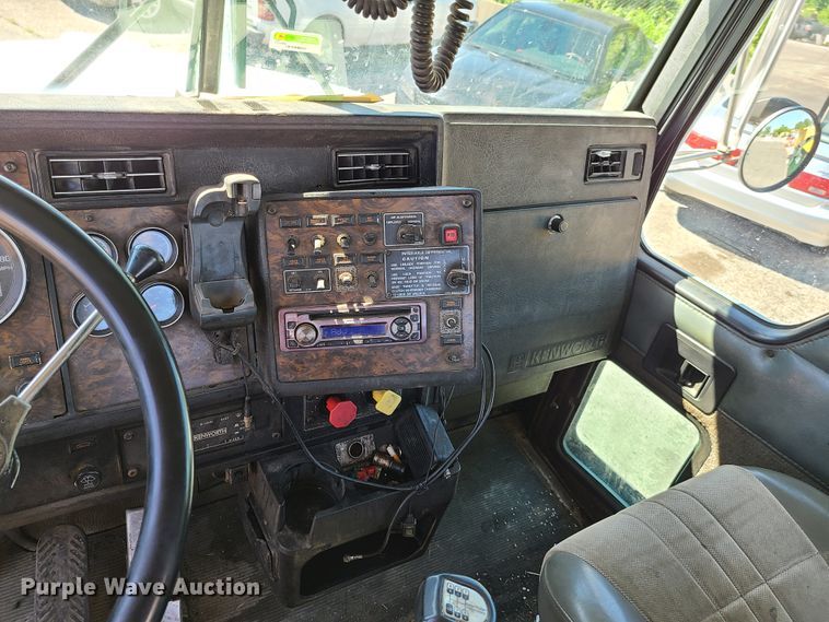 image for item EL9889 1995 Kenworth T800  semi truck