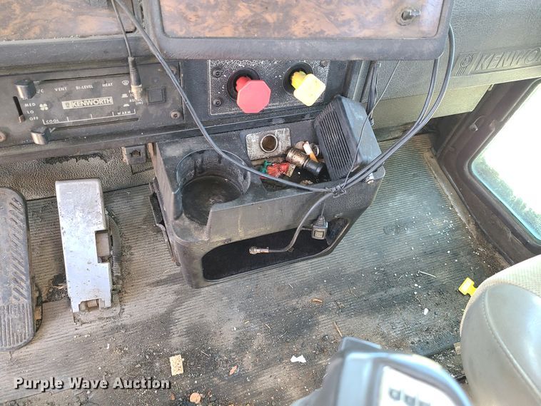 image for item EL9889 1995 Kenworth T800  semi truck