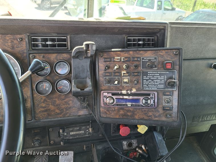 image for item EL9889 1995 Kenworth T800  semi truck