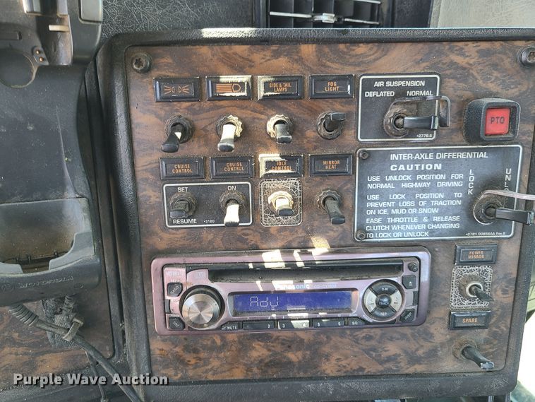 image for item EL9889 1995 Kenworth T800  semi truck