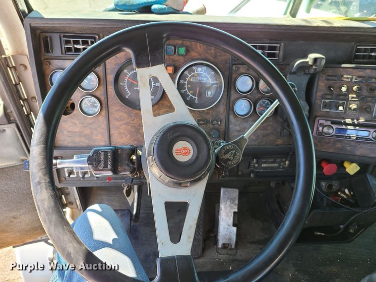 image for item EL9889 1995 Kenworth T800  semi truck