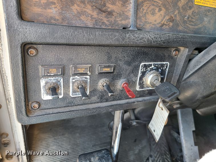 image for item EL9889 1995 Kenworth T800  semi truck