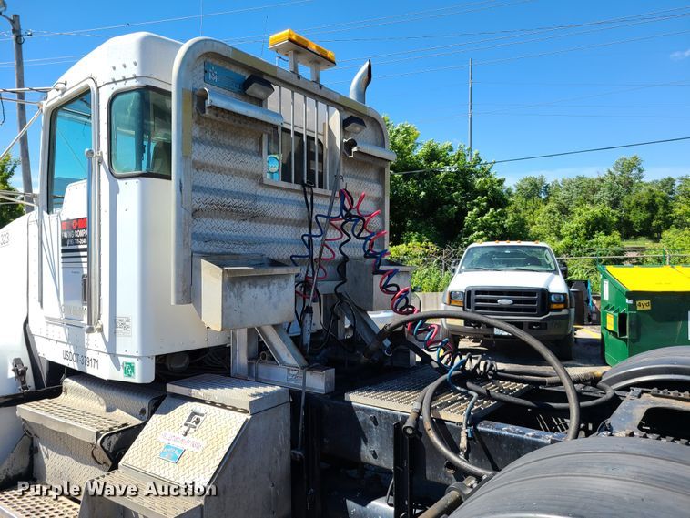 image for item EL9889 1995 Kenworth T800  semi truck