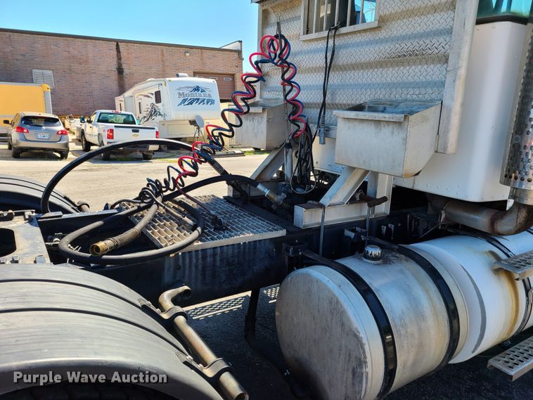 image for item EL9889 1995 Kenworth T800  semi truck