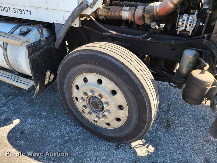 image for item EL9889 1995 Kenworth T800  semi truck