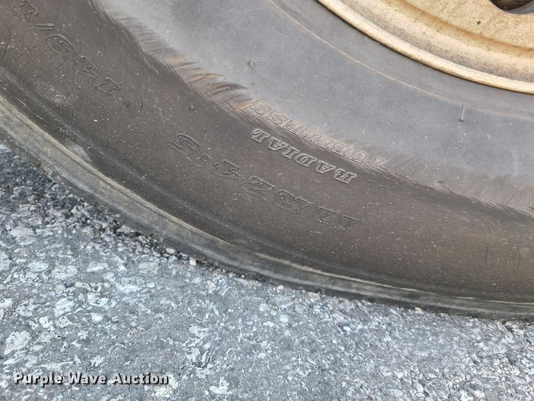 image for item EL9889 1995 Kenworth T800  semi truck