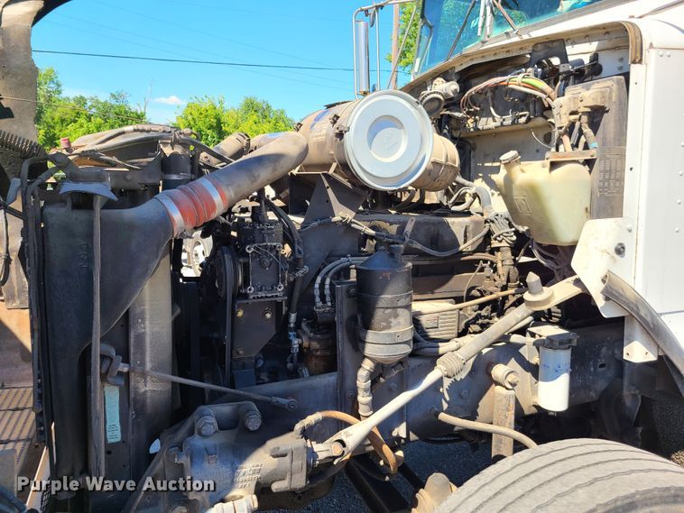 image for item EL9889 1995 Kenworth T800  semi truck