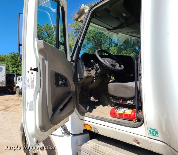 image for item EL9975 2014 International ProStar  semi truck