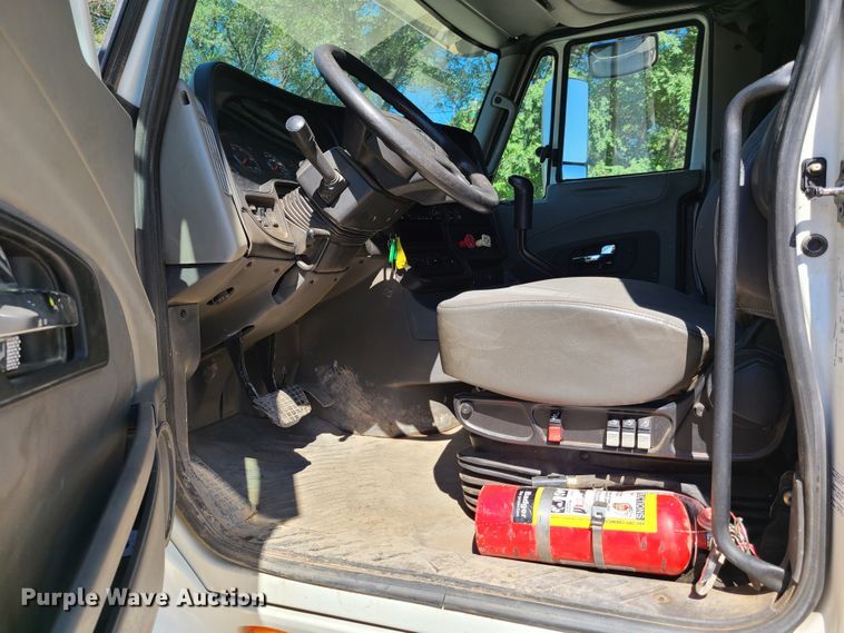 image for item EL9975 2014 International ProStar  semi truck