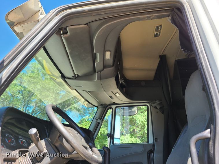 image for item EL9975 2014 International ProStar  semi truck