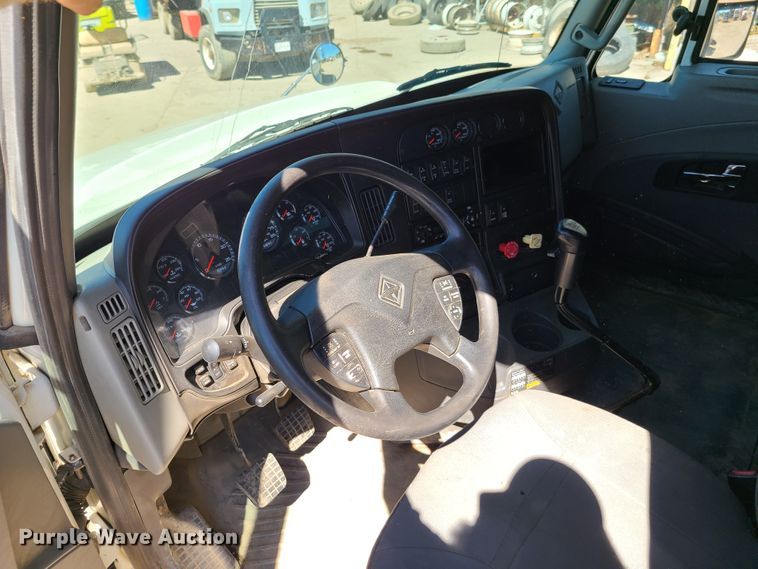 image for item EL9975 2014 International ProStar  semi truck