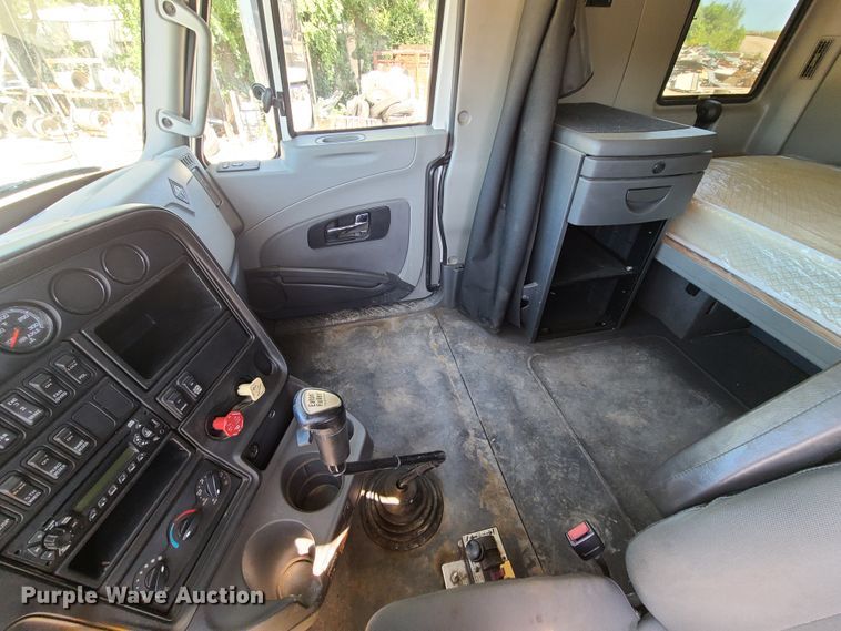 image for item EL9975 2014 International ProStar  semi truck