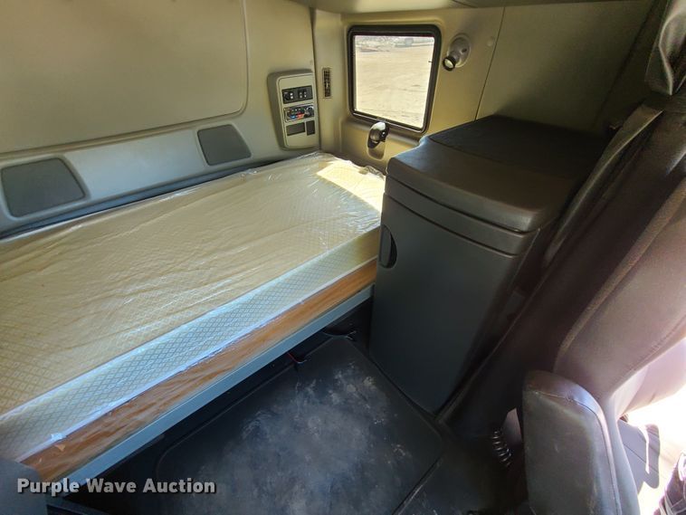 image for item EL9975 2014 International ProStar  semi truck