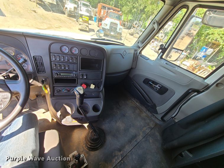 image for item EL9975 2014 International ProStar  semi truck