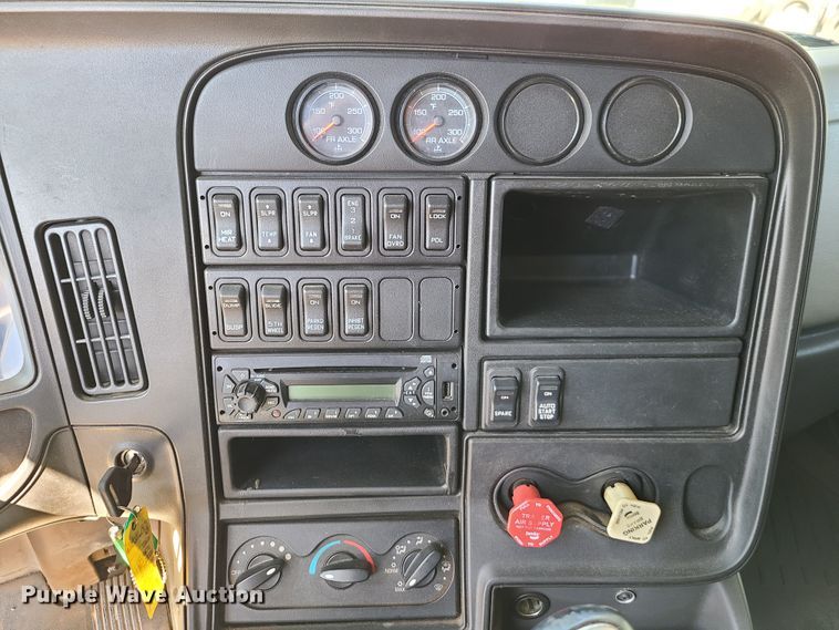 image for item EL9975 2014 International ProStar  semi truck