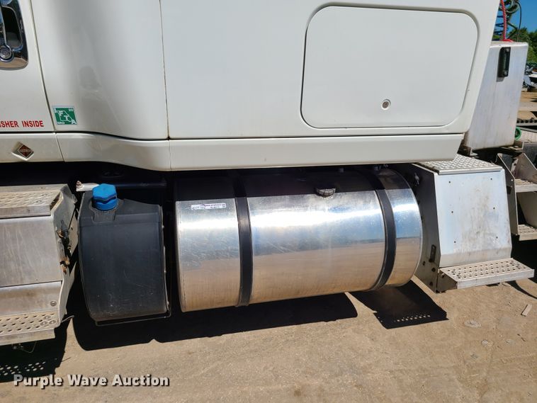 image for item EL9975 2014 International ProStar  semi truck