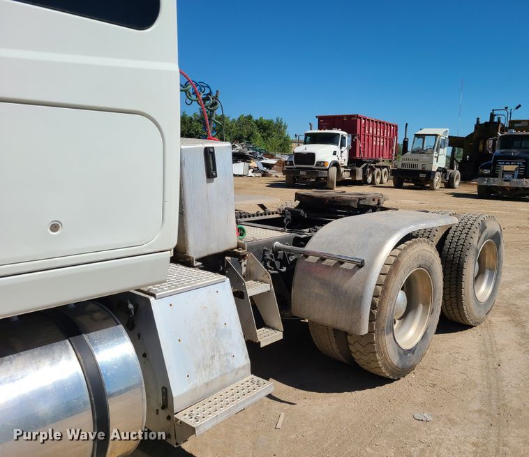 image for item EL9975 2014 International ProStar  semi truck