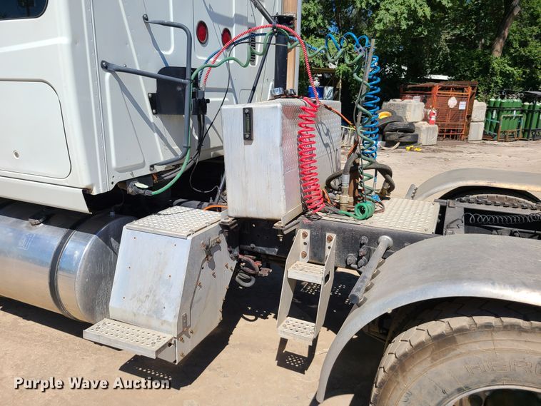 image for item EL9975 2014 International ProStar  semi truck