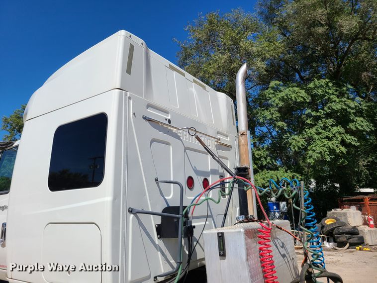 image for item EL9975 2014 International ProStar  semi truck