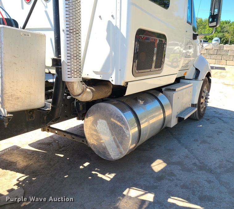 image for item EL9975 2014 International ProStar  semi truck