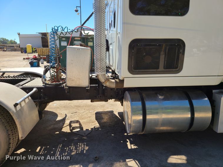 image for item EL9975 2014 International ProStar  semi truck