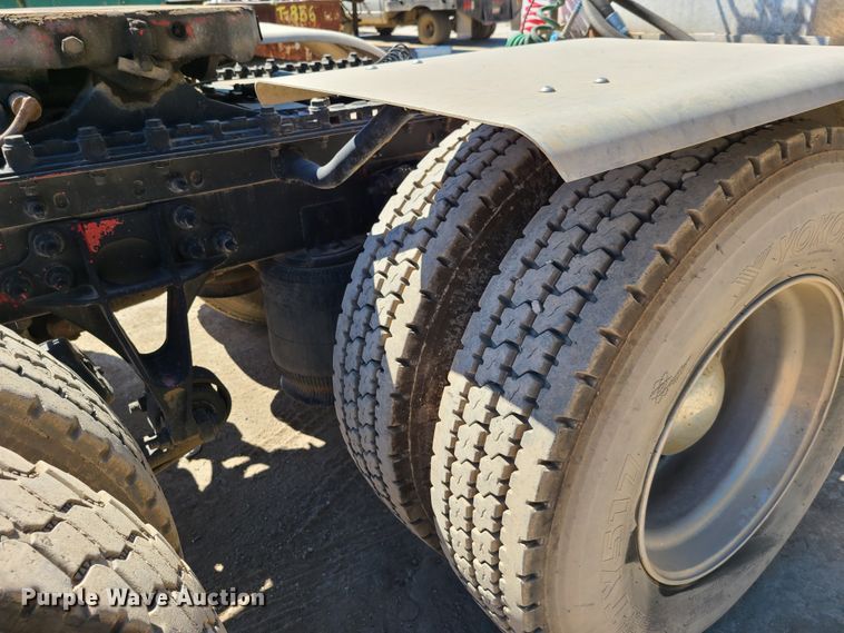 image for item EL9975 2014 International ProStar  semi truck