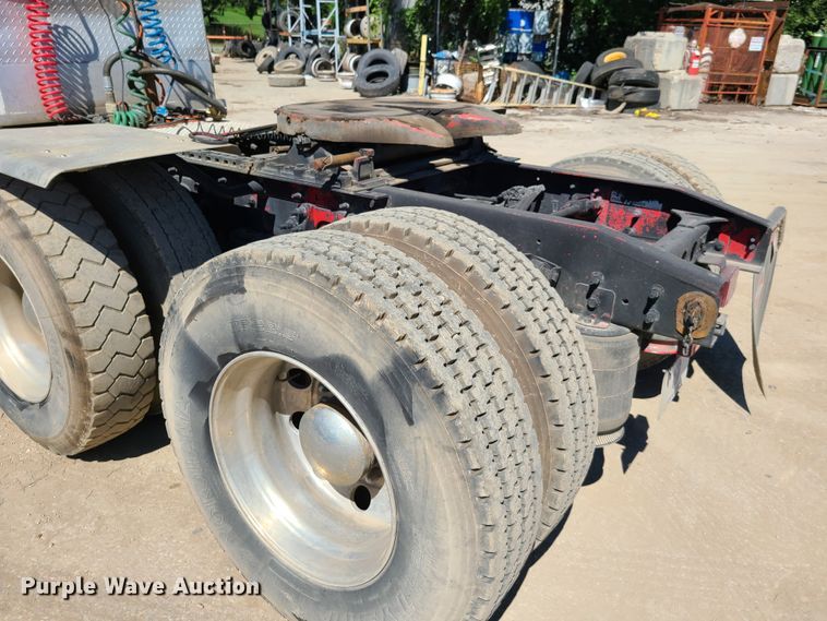 image for item EL9975 2014 International ProStar  semi truck